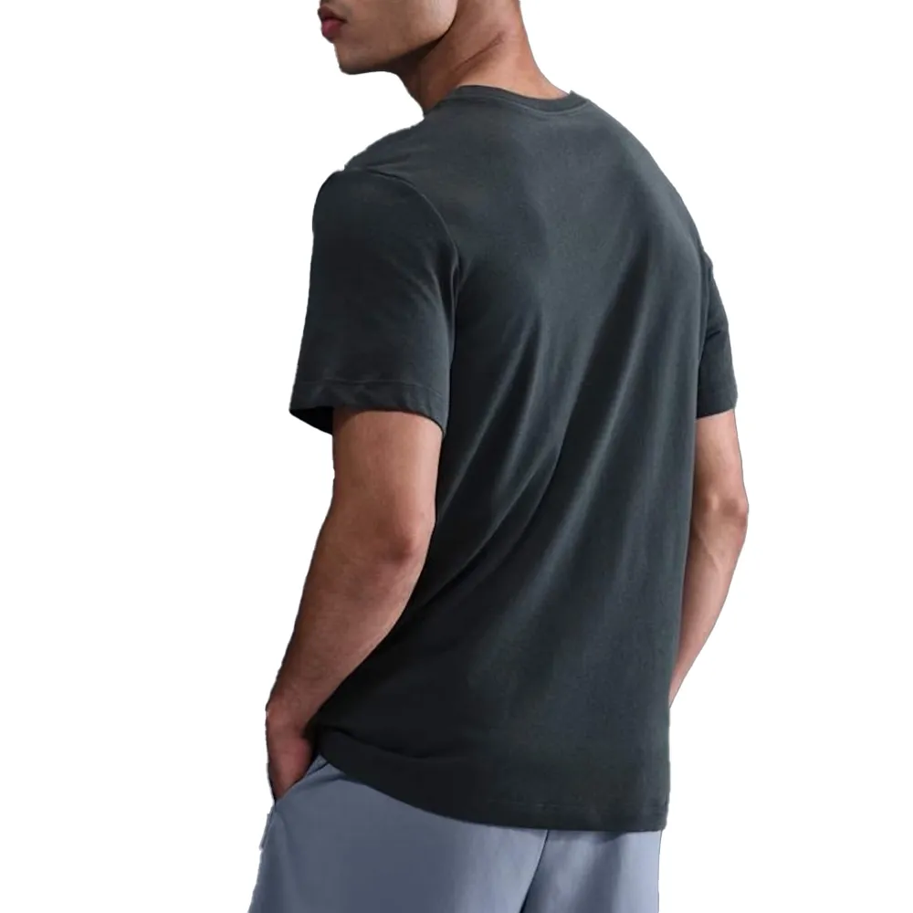 Camiseta masculina Nike Dri-FIT preta vista em ângulo mostrando ajuste e conforto